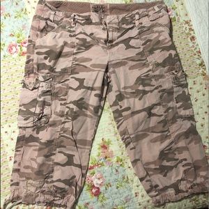 Old Navy pink camo capris size 16